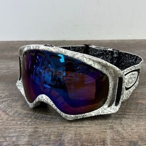 Oakley Crowbar Snow Goggles | Mirrored Lens | Graphic Strap